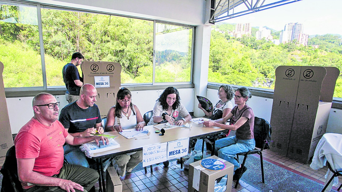 Medellín Mall Voting Center Returns to Original Location After Complaints