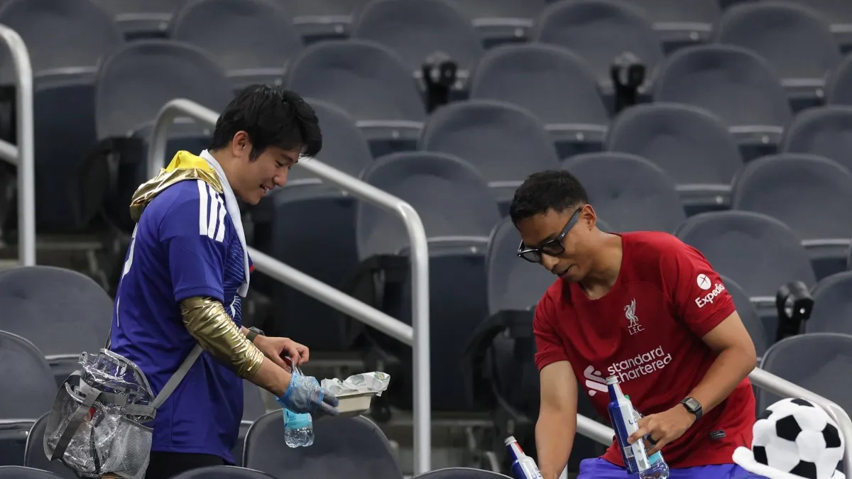  Hinchas de Japón lo vuelven a hacer: recogen la basura del estadio y se viralizan...