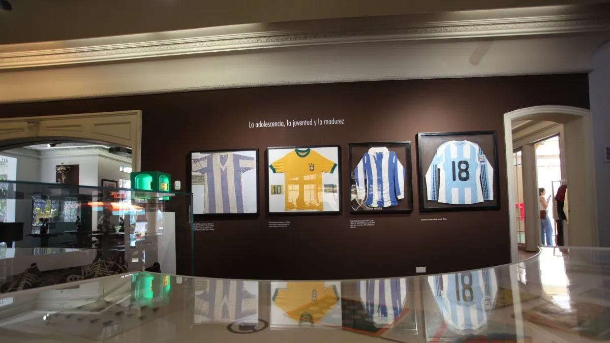 La historia del fútbol llega a Bogotá con una exposición que reúne piezas de Pelé, Maradona y Messi