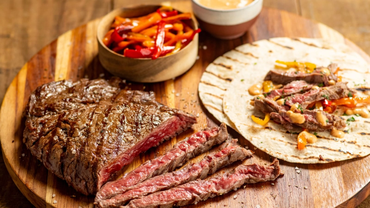 El asado al barril se abre paso como una alternativa al de carbón: ¿cómo se prepara la carne y cuáles son los mejores cortes?
