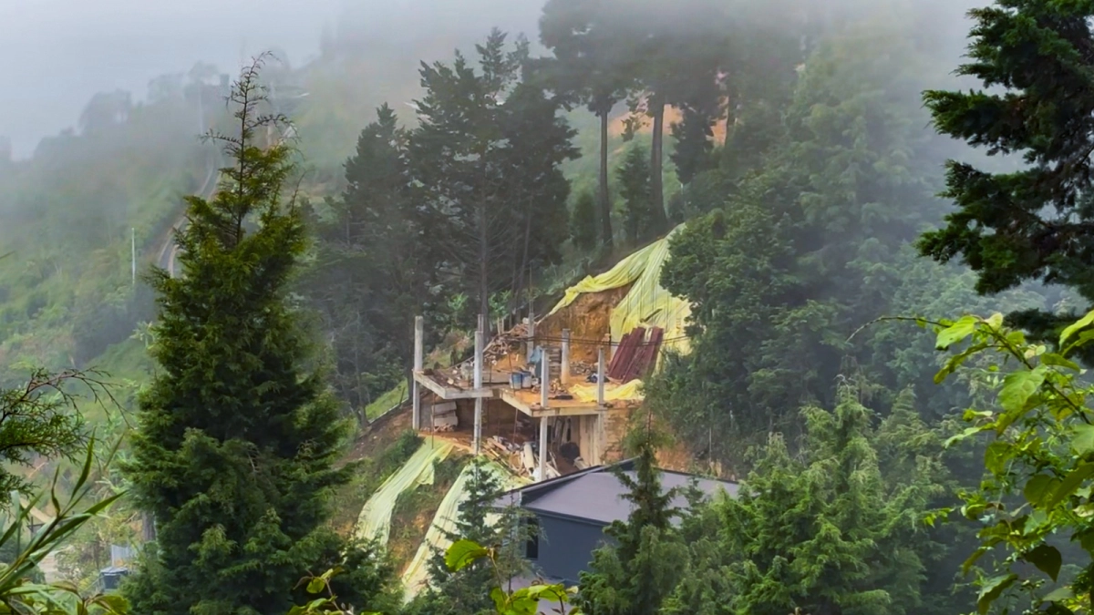 Medellín Halts 35 Illegal Constructions in Cerro de las Tres Cruces