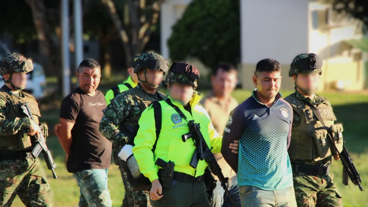 Ordu, San José del Guaviare'nin kırsal bölgesinde şüpheli iki kişiyi yakaladı