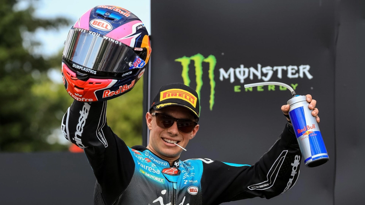 David Alonso terminó el GP de República Checa con un sabor agridulce: se le escapó la victoria en la última curva, pero subió al podio (video)