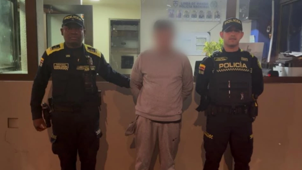 Sorprenden a hombre robando herramientas de una camioneta en Teusaquillo: la comunidad ayudó a retenerlo hasta la llegada de la Policía