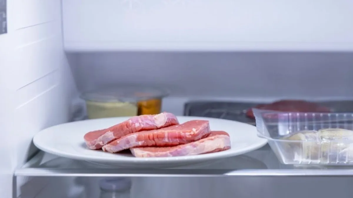 Por qué no se recomienda guardar la carne en la parte alta de la nevera y dónde conservarla correctamente
