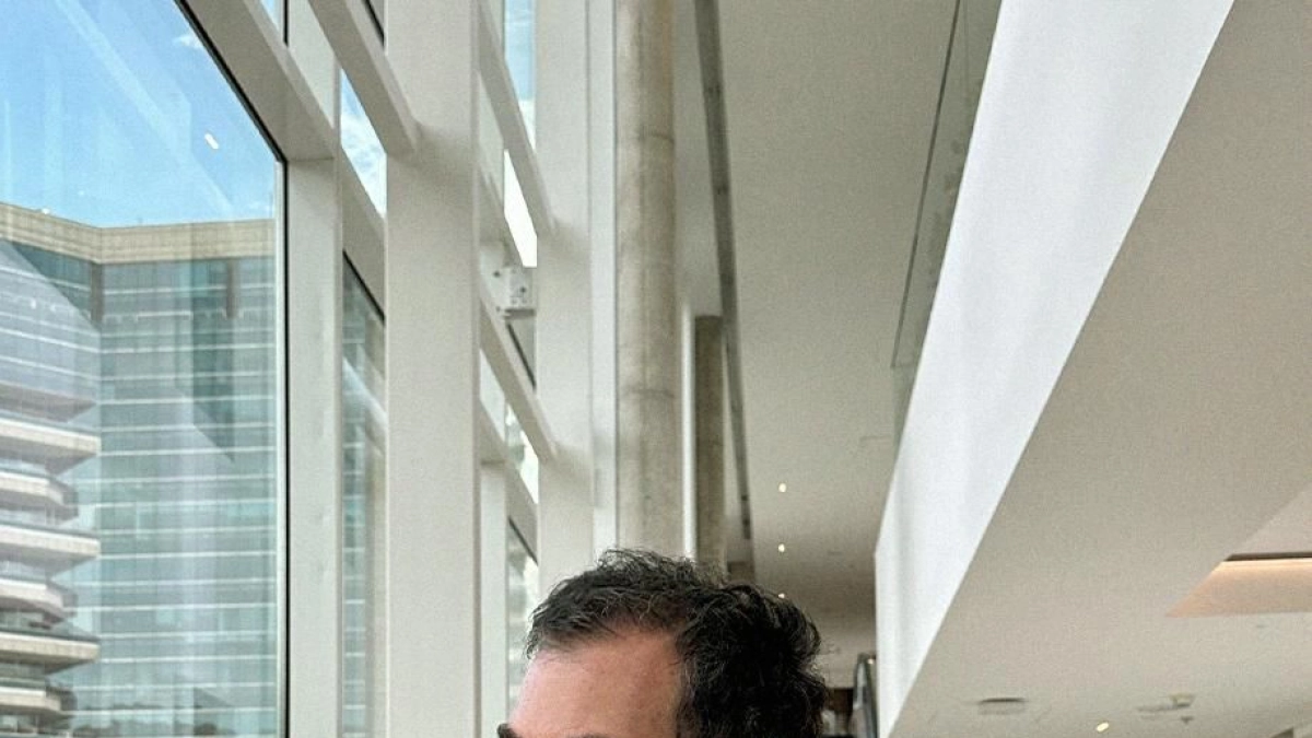 'Todos tenemos un ‘nunca nosotros’ en la vida': Adolfo Zableh Durán habla de su primera novela, un relato sobre los amores imposibles