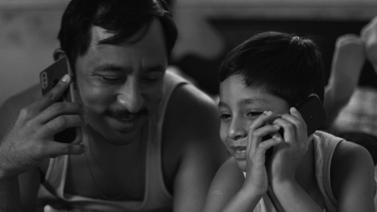 'Moscas', una película en tonos grises que destila esperanza en medio del duelo, la soledad y un sistema de salud agonizante