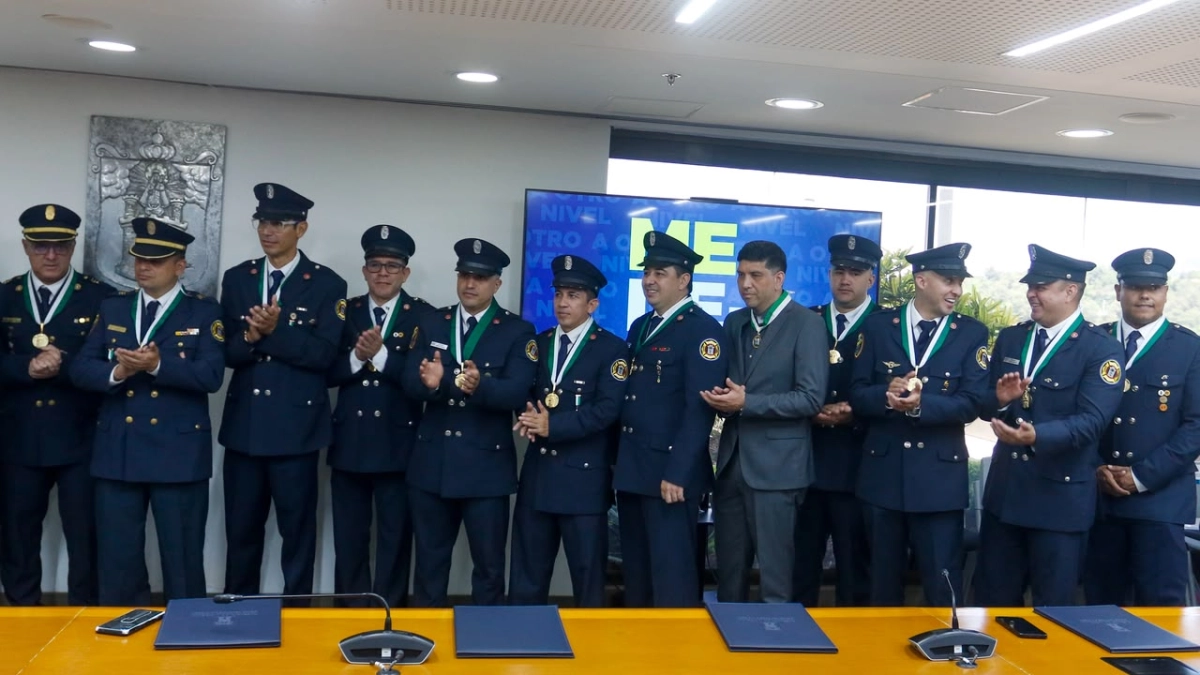 Medellín condecora con Medalla de Oro a los bomberos que rescataron víctimas de los terremotos en Venezuela