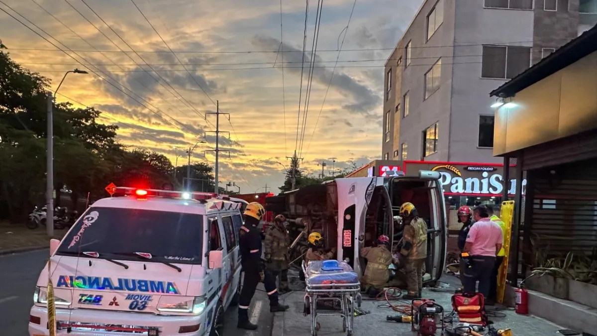 Aparatoso accidente de un bus escolar en el sur de Cali: arrastró dos motocicletas, una de ellas de la Policía