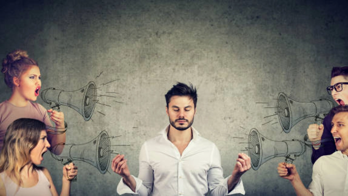 ¿Qué significa que una persona guarde silencio durante una conversación? La psicología explica qué hay detrás de ese comportamiento