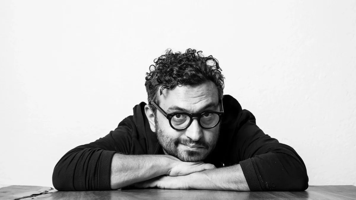 Alonso Ruizpalacios: el director de cine rebelde que hace películas a blanco y negro, cuenta historias incómodas y se opone a caer en lo hollywoodense