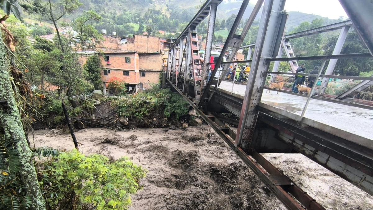 Graves emergencias de lluvias y deslizamientos que se llevaron casas en Santander quedaron grabadas en video: hay alerta en varios ríos