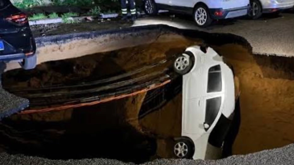 Enorme socavón se llevó por delante dos carros, pero descubrieron un espeluznante laberinto que ocasionó la tragedia