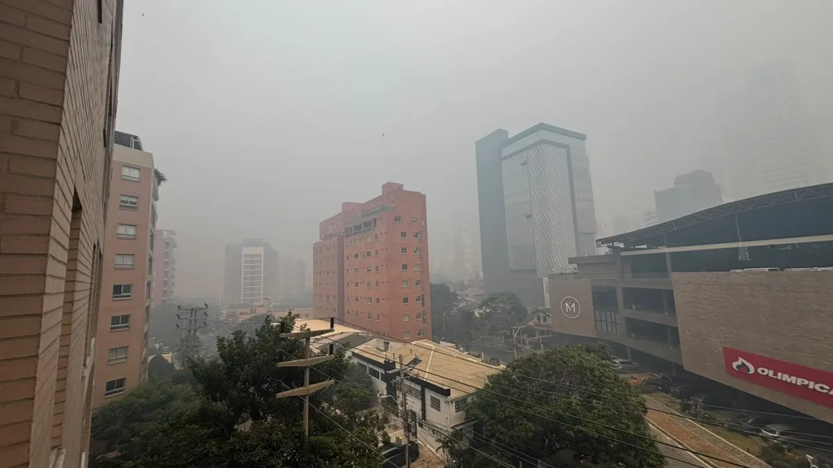 En imágenes: Barranquilla vuelve a respirar humo debido a un nuevo incendio en la Isla Salamanca que tiene cubierto de gris el cielo de la ciudad