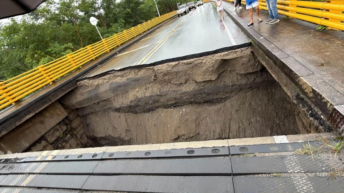 Bridge collapses due to heavy rains in Colombia's Meta region, 20 rescued
