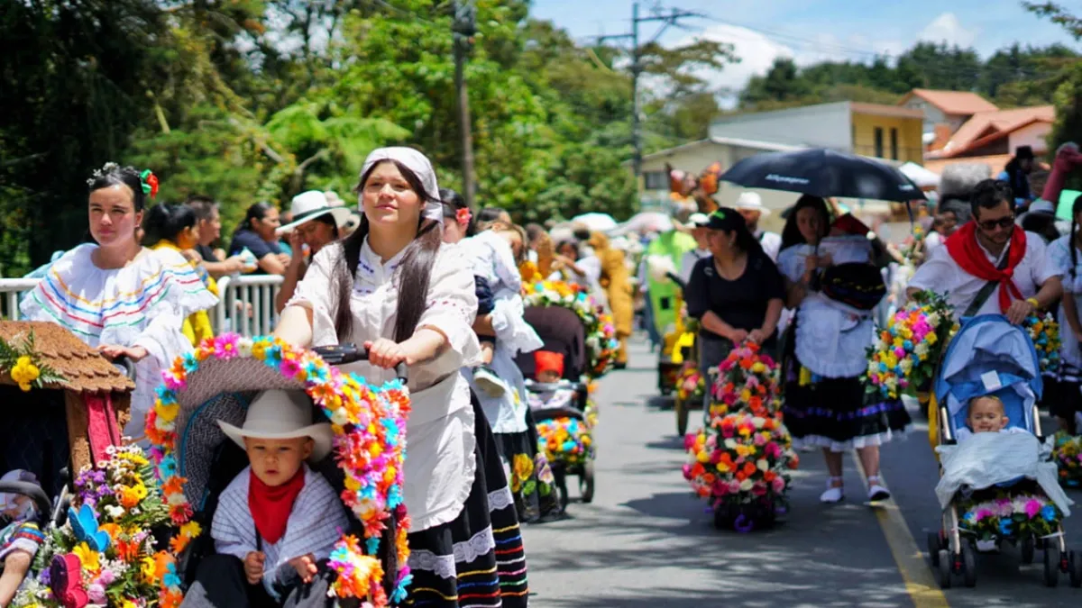 El futuro de las flores: niños y jóvenes florecen en la edición XXVIII del Desfile de Silleteritos en Medellín
