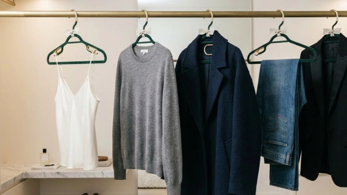 Por qué algunos ganchos de ropa tienen una ranura especial: para qué sirve y cómo funciona