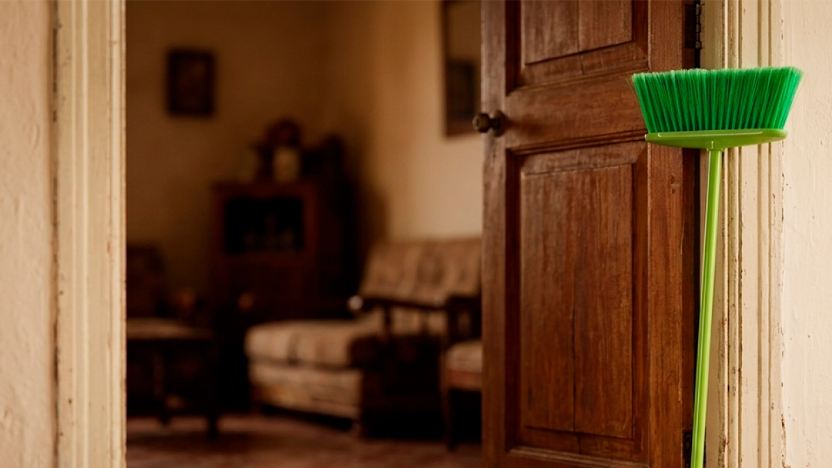 ¿Qué significa poner una escoba detrás de la puerta cuando llega una visita "no deseada"?