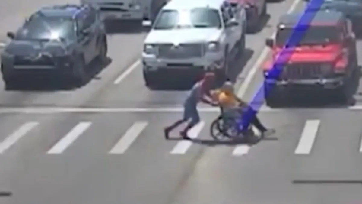 Video: hombre disfrazado de ‘Spider-Man’ se convirtió en un verdadero héroe al ayudar a una persona en silla de ruedas