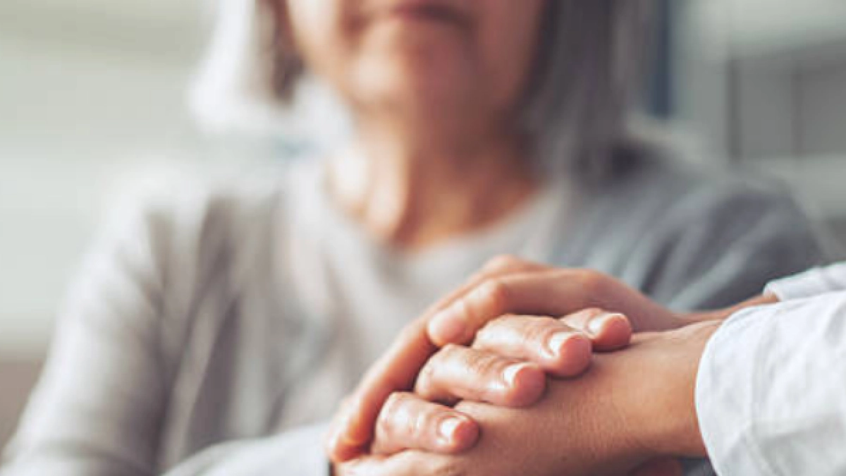 Estudio de la UdeA revela la invisible y solitaria lucha de las mujeres que cuidan a pacientes con alzhéimer en Antioquia