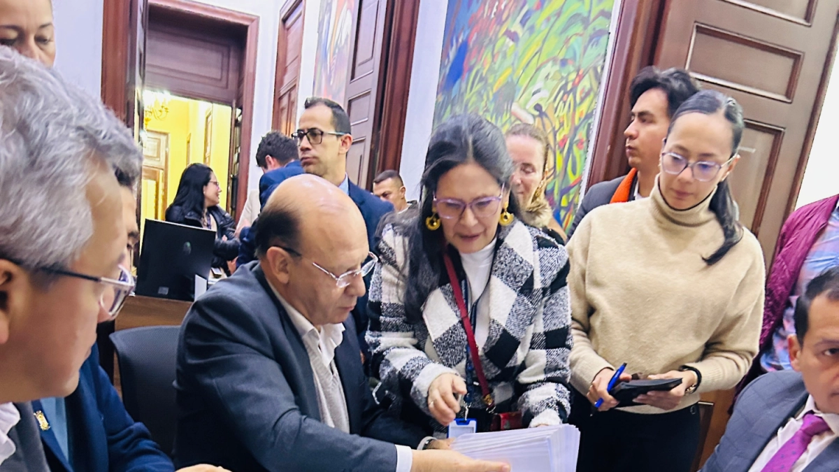Calificadora de riesgo crediticio Fitch Ratings advierte mayor déficit y una deuda en ascenso para el presupuesto de Colombia en 2027