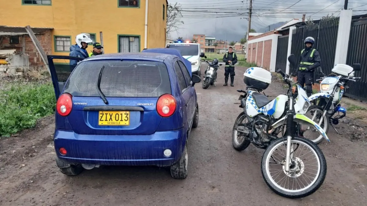 Así inmovilizaron en Cajicá el Spark azul que acumulaba millonarias multas de tránsito y que se subió a peatonal: esto dijo quien conducía el vehículo