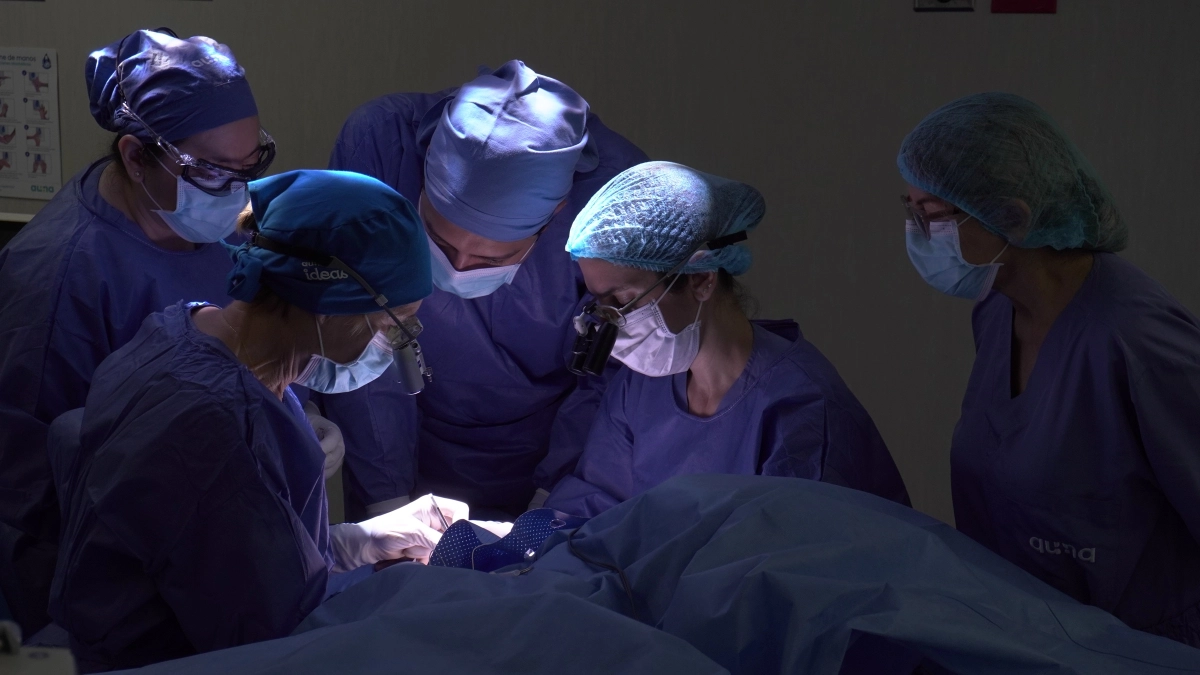 De volver a escribir a recuperar la autonomía: las cirugías gratuitas en Medellín que le cambian la vida a más de 100 colombianos
