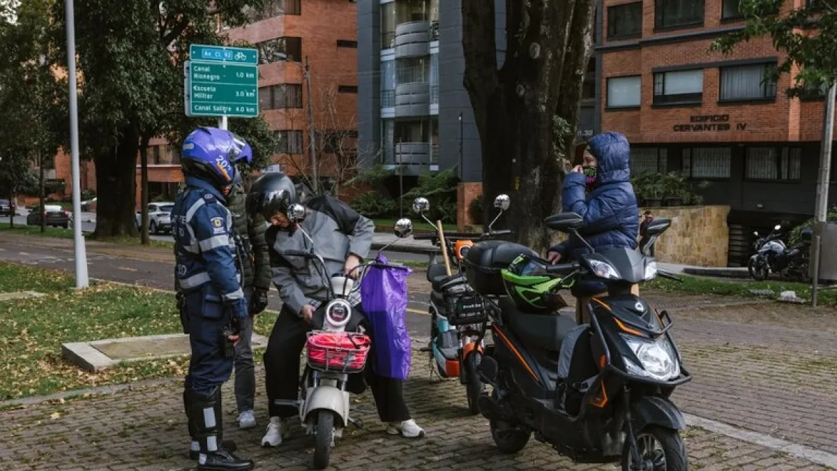 Las preocupaciones de la Secretaría de Movilidad de Bogotá frente a nueva regulación de patinetas y motos eléctricas y su tránsito por las ciclorrutas