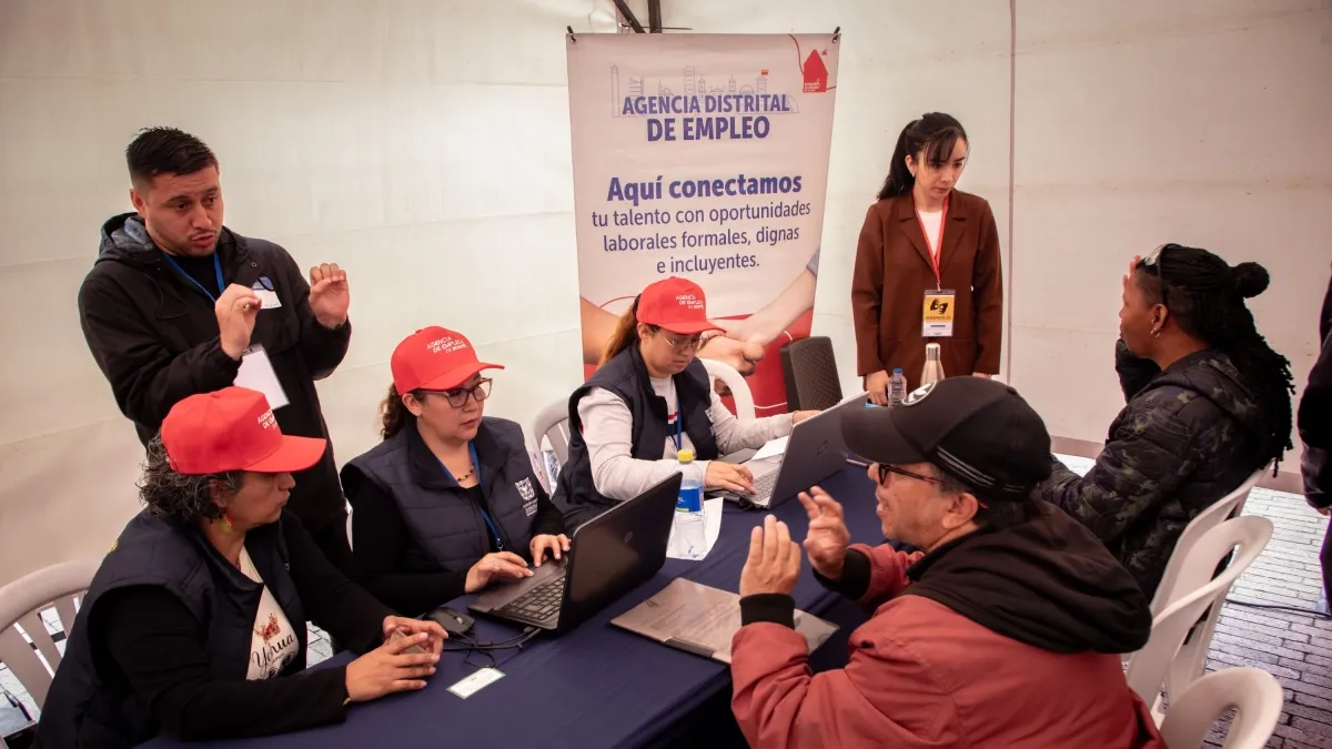 Seis de cada diez vacantes que se abren en Bogotá ya no exigen experiencia laboral: estas son las oportunidades de esta semana