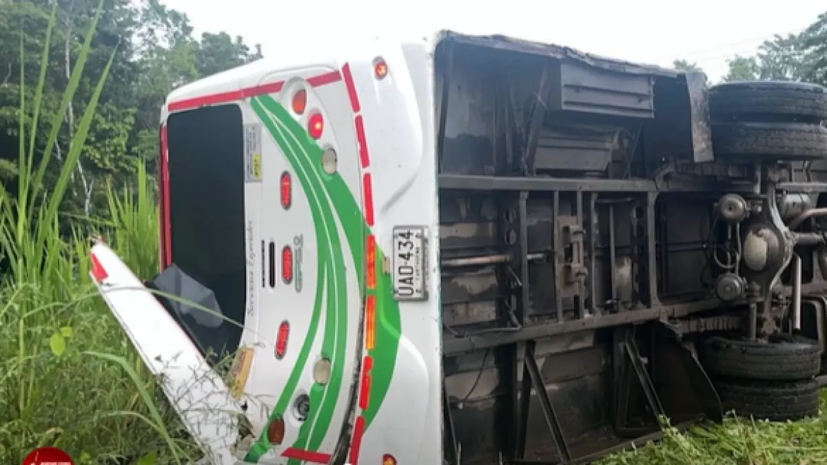Bus escolar se quedó sin frenos, se volcó en una pendiente y dejó 20 niños heridos en Apartadó: este es el parte médico de los menores