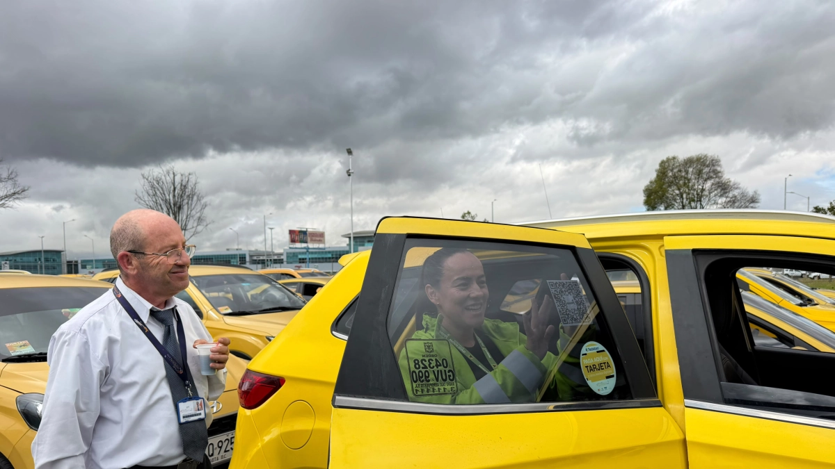 Bogotá comienza a identificar los taxis legales con QR para que los pasajeros verifiquen al conductor, califiquen el servicio y reporten peligros