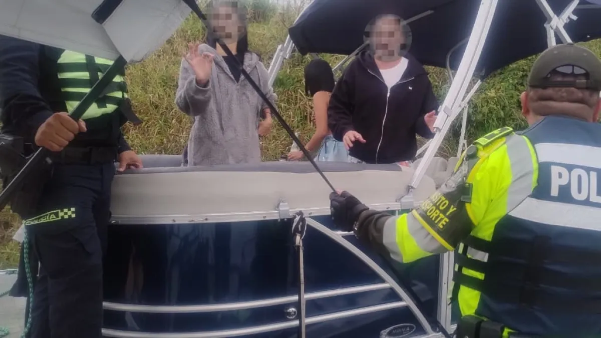 Momentos de angustia en la represa de Guatapé: cinco turistas quedaron a la deriva y un aviso por WhatsApp los salvó de una tragedia