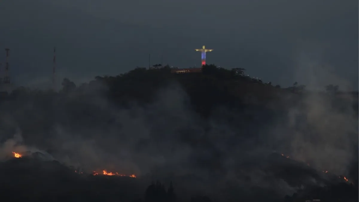 Alerta por un voraz incendio en el cerro tutelar de Cristo Rey en inmediaciones del Zoológico de Cali: un edificio fue evacuado por riesgos