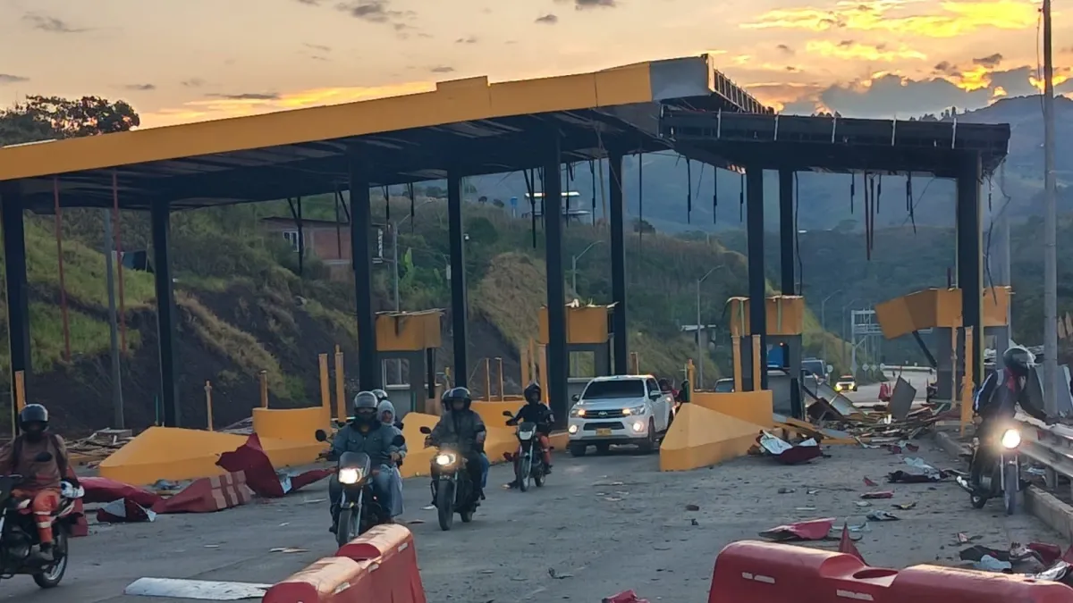 Ataque con explosivos destruye peaje de Mondomo en la vía Panamericana entre Popayán y Cali