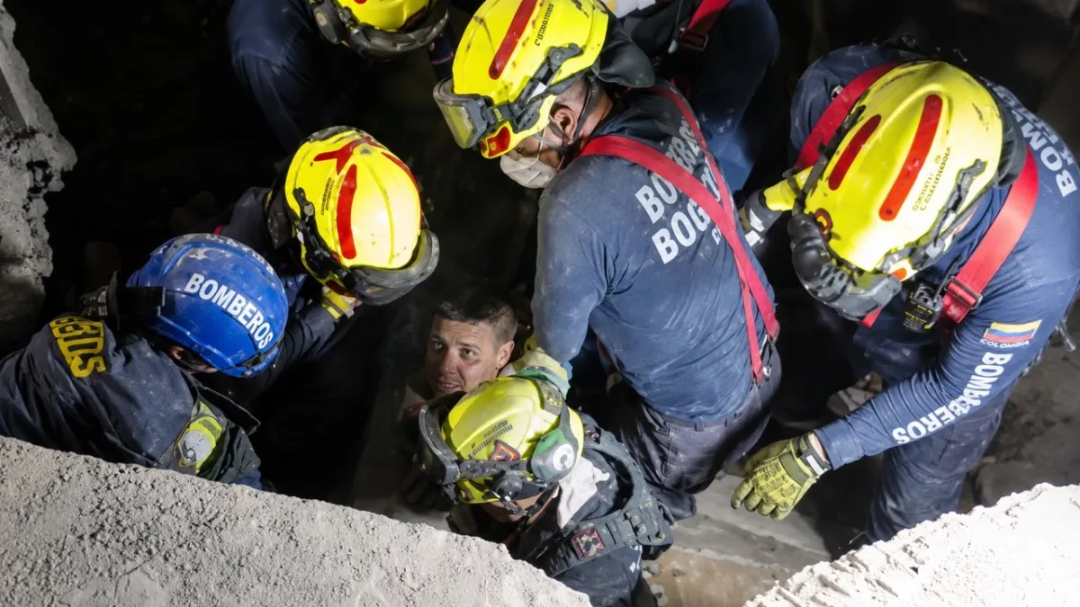“Lo primero que preguntó fue por su abuelita”: la carrera de los bomberos de Bogotá por encontrar vida bajo los escombros de Cali