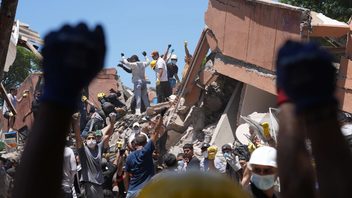 Cali se organiza entre escombros para rescatar a las víctimas del terremoto