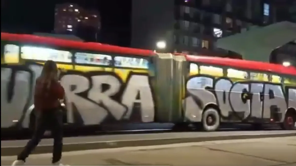 Un bus de TransMilenio es vandalizado en promedio cada 5 días en Bogotá: las alarmantes cifras detrás de los ataques y lo que le cuesta a la ciudad