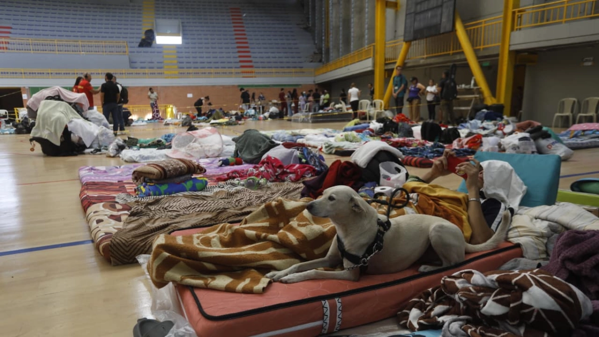 Cali: un diamante de béisbol convertido en refugio para más de 150 damnificados