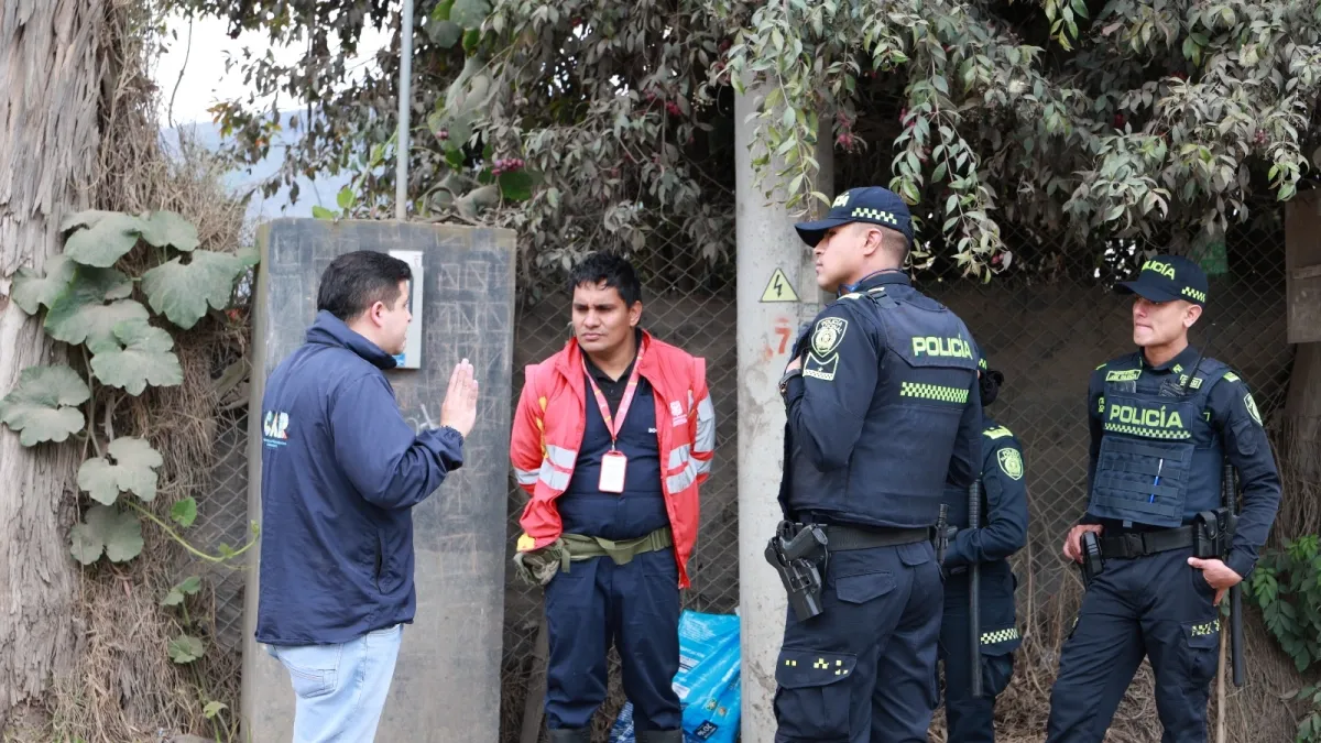 CAR frena disposición irregular de escombros y residuos peligrosos en la vía Suba-Cota