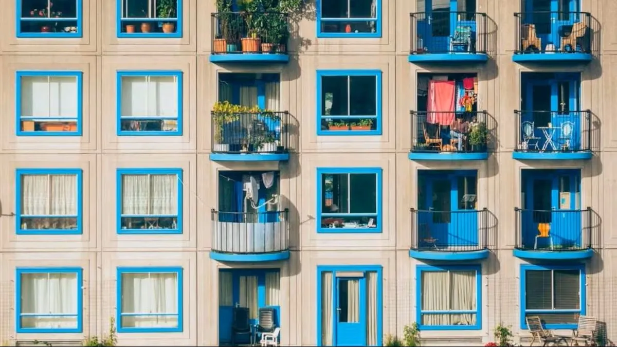 ¿Un vecino puede prohibir tomar el sol en una terraza común? Esto dice la Ley de Propiedad Horizontal en España
