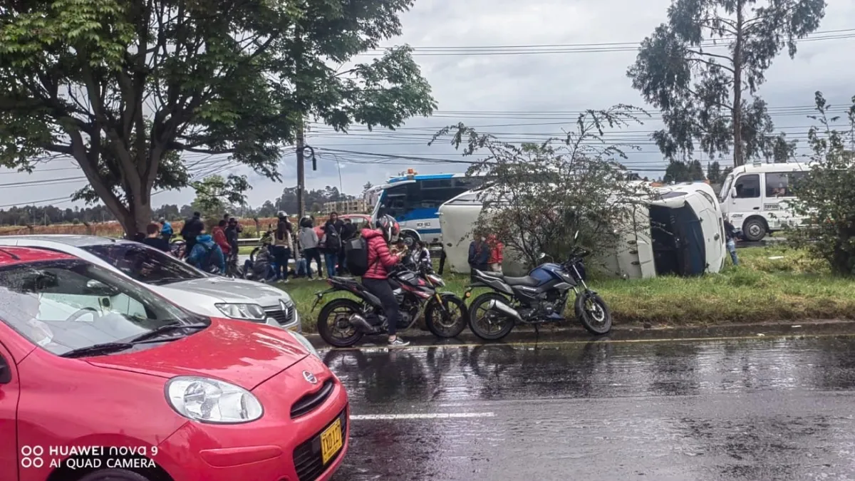 Grave accidente en la vía Mosquera-Bogotá: buseta intermunicipal se volcó y deja varios heridos