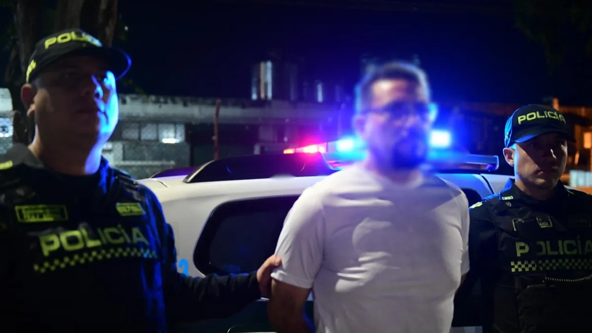 Cayó en Medellín prófugo mexicano buscado por brutal crimen de su esposa: se escondía como pizzero en el barrio Los Colores