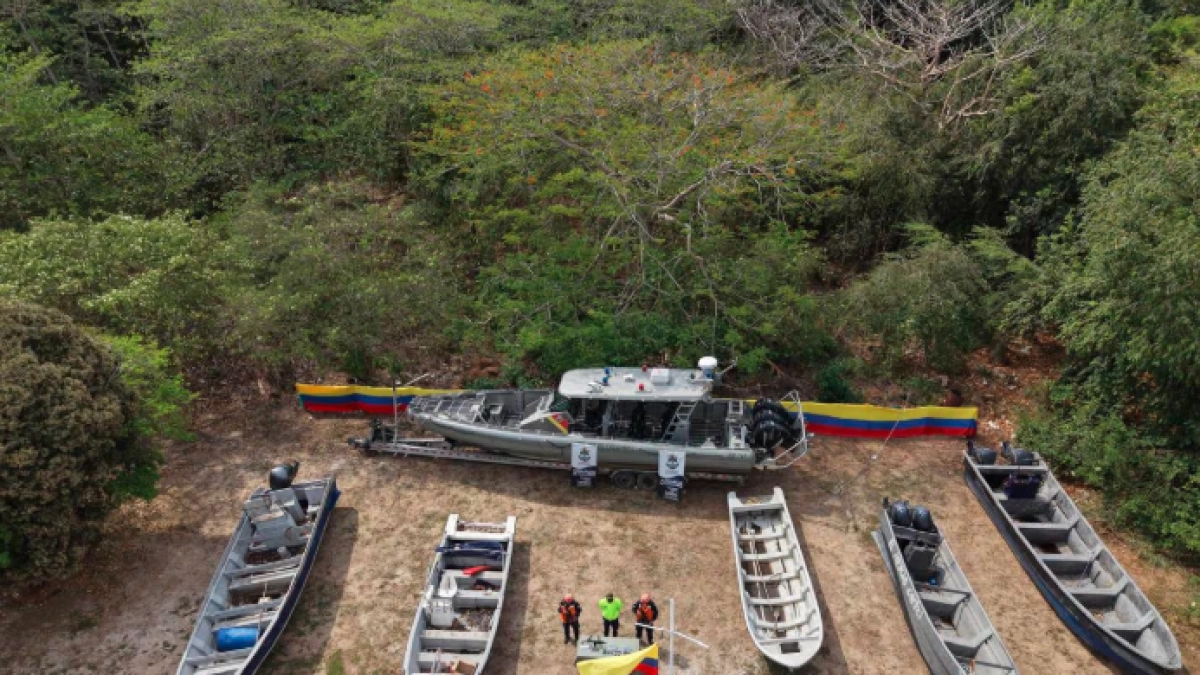 Hallan lanchas robadas, armamento y equipos de navegación que estarían al servicio del narcotráfico en un enclave criminal del Atlántico y Magdalena