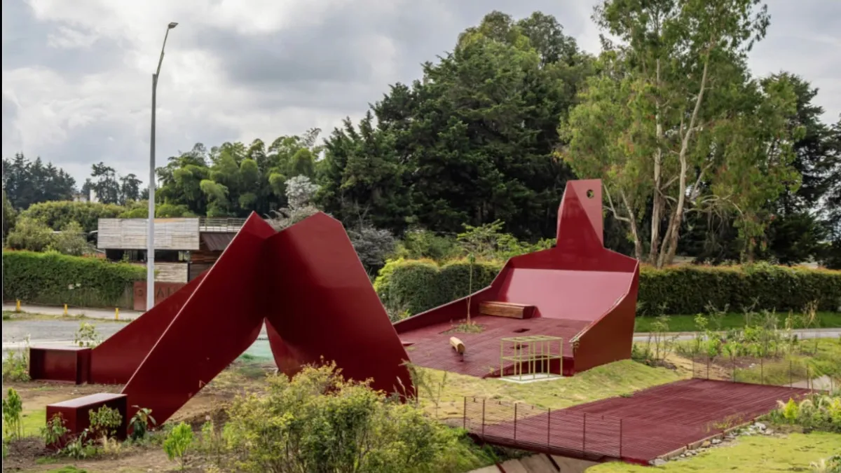 'Doña Montaña': la escultura gigante que transformó un intercambio vial en Rionegro, Antioquia