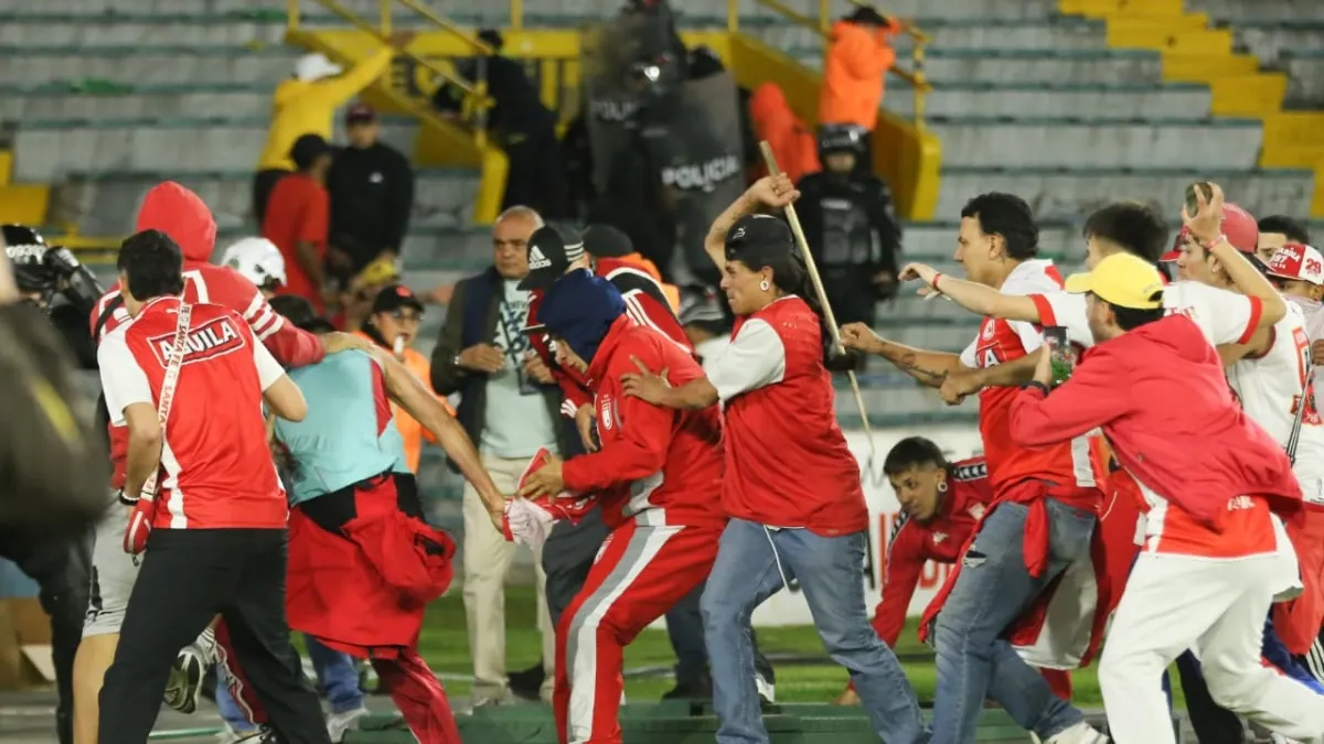 Autoridades buscan a hinchas que invadieron el estadio El Campín