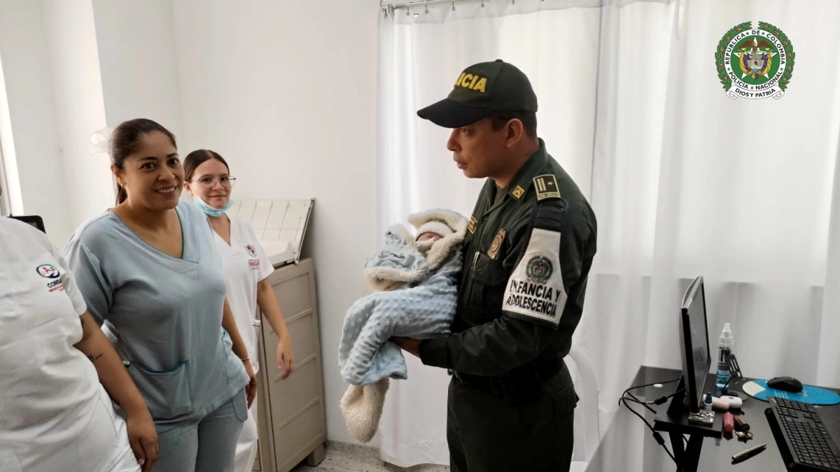 Policías salvan a una bebé de 8 horas de nacida hallada dentro de una bolsa en Vegachí (Antioquia): esto es lo que se conoce del caso
