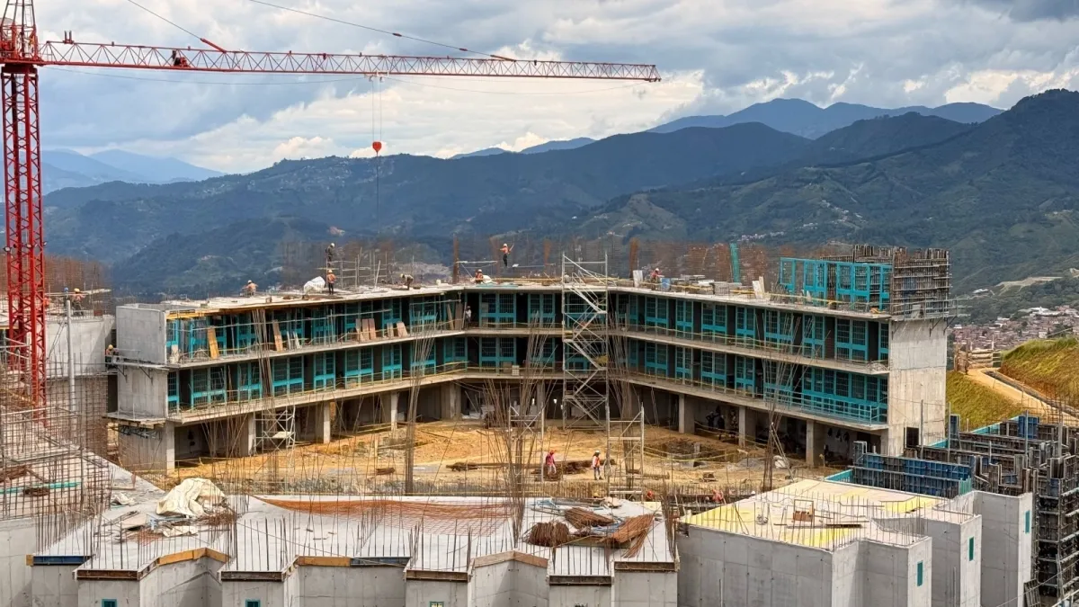 Las dos caras de la nueva cárcel de sindicados de Medellín: la obra avanza más rápido de lo previsto, pero llega tras años de atraso institucional