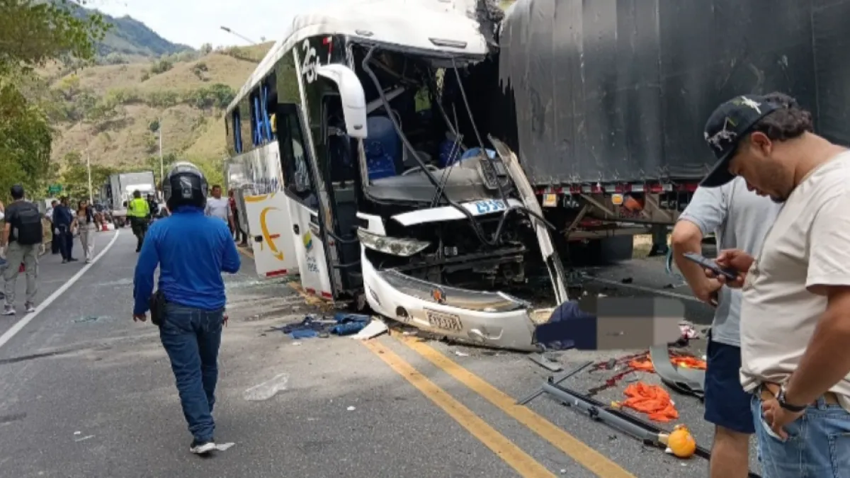 Grave accidente en la vía La Pintada-Manizales: bus chocó de frente con un tractocamión; hay tres muertos y 15 heridos