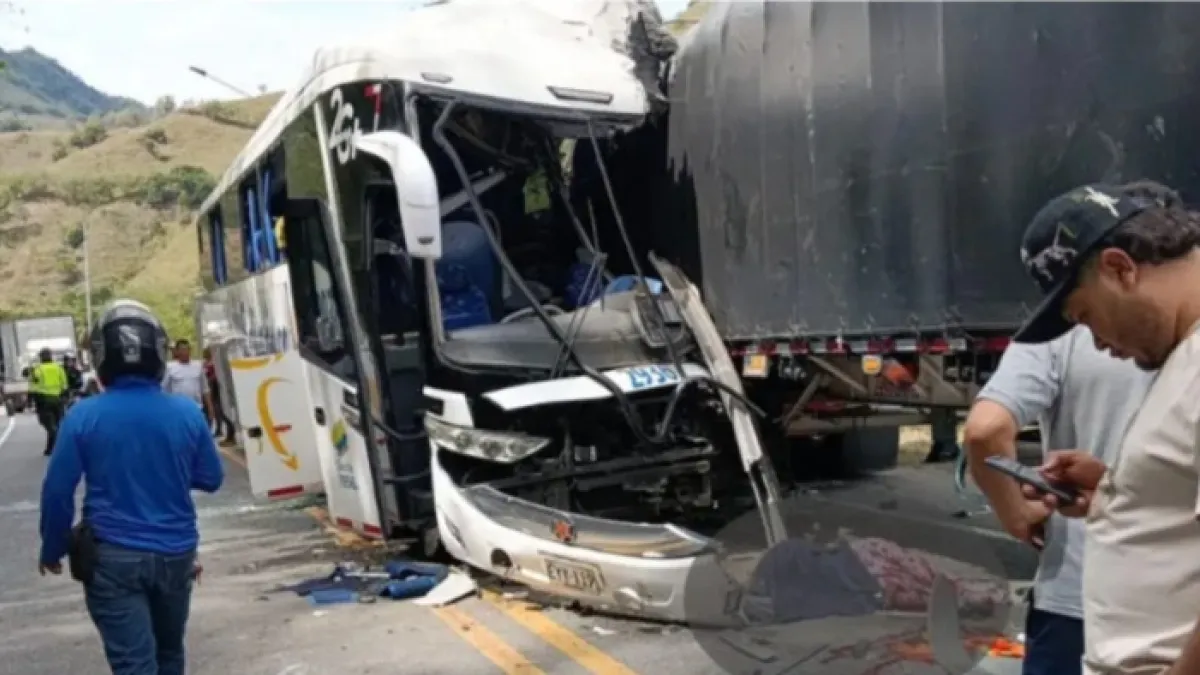 Identifican a las víctimas del accidente entre un bus y un camión en la vía de Manizales a Medellín: una pareja iba a visitar al Milagroso de Buga