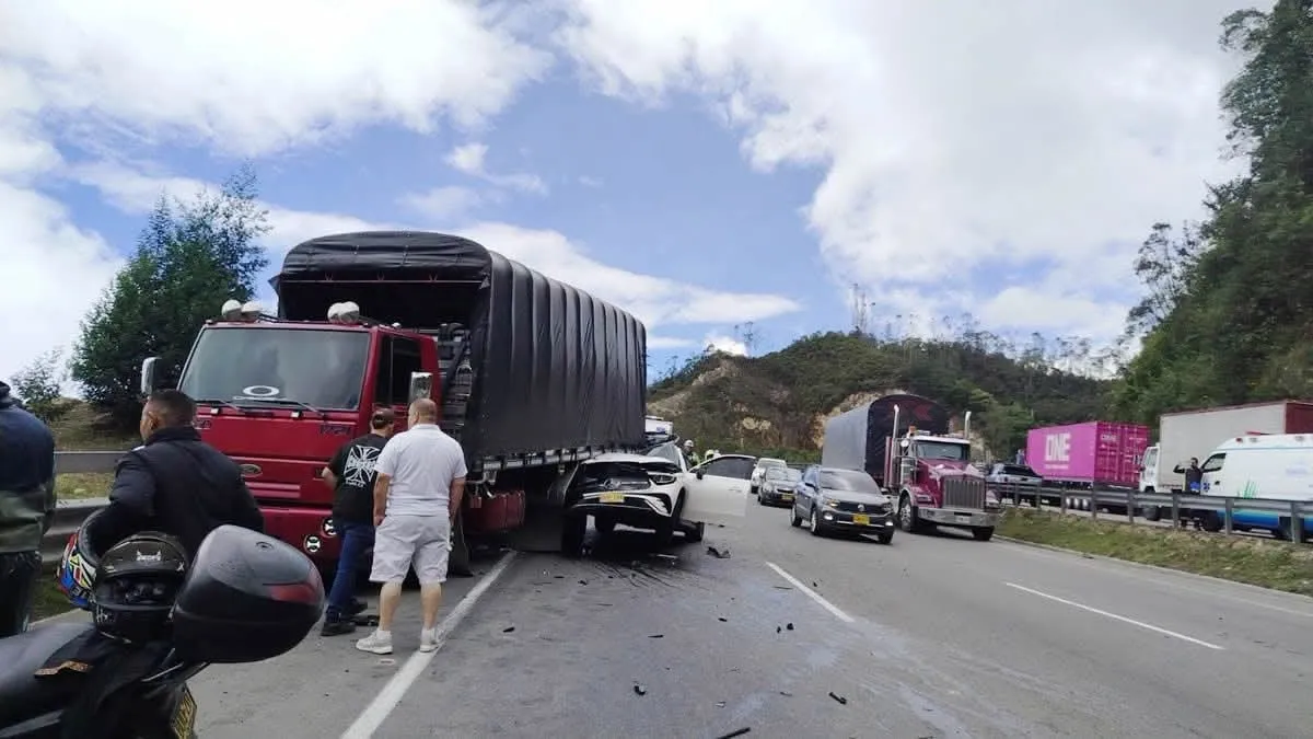 Video del grave accidente en la vía Bogotá-Girardot que dejó una mujer muerta: camioneta de alta gama quedó incrustada en un camión